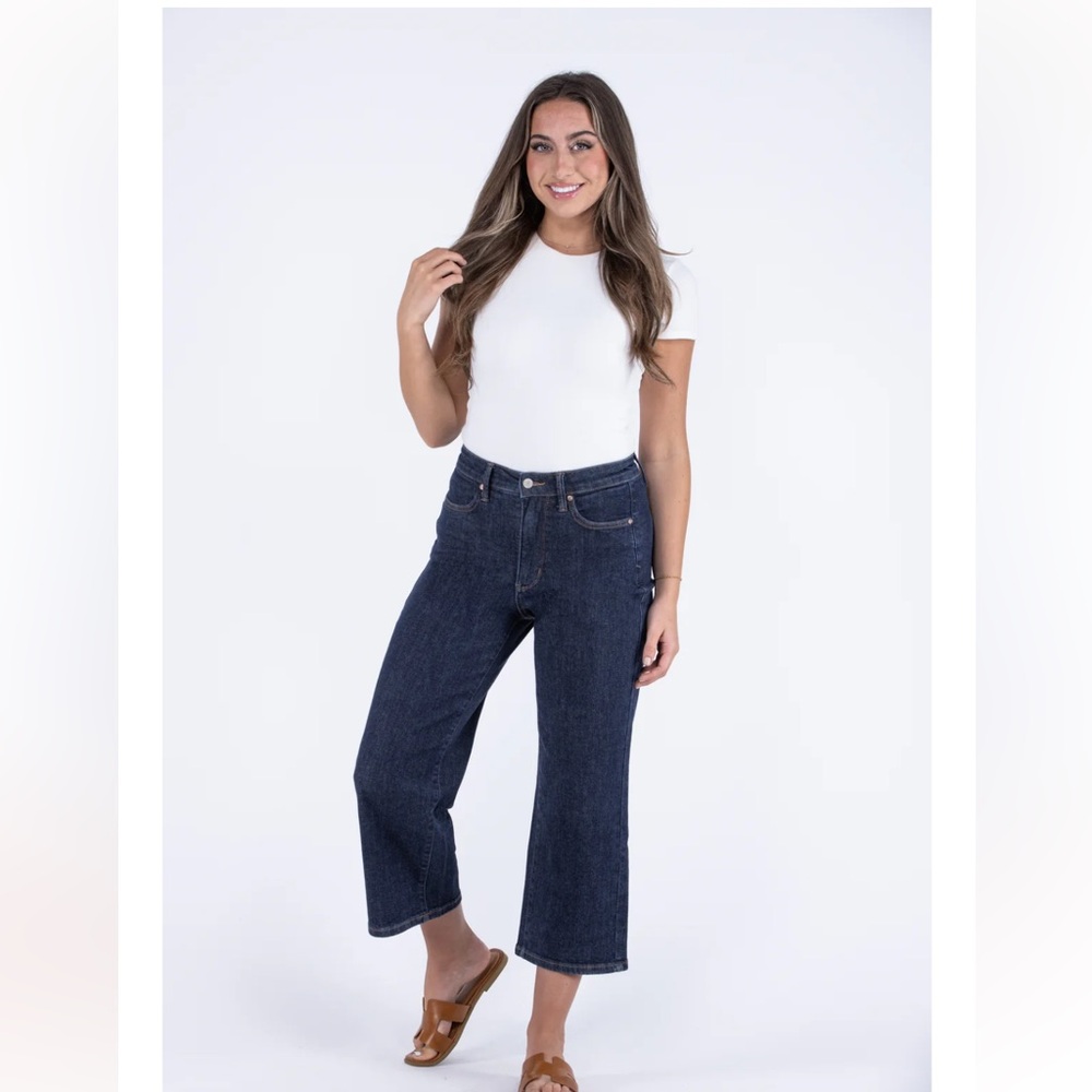 EUC 2024 wide leg crop in dark denim. Still sold in stores